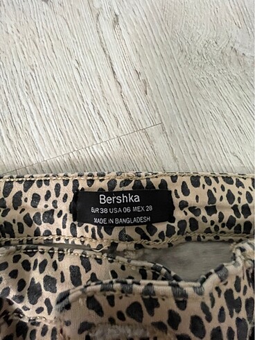 28 Beden Bershka leopar desenli pantolon