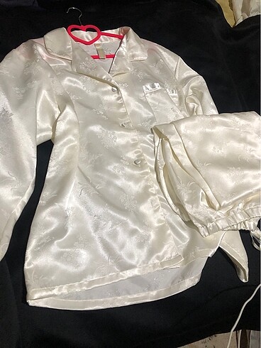 Beyaz saten pijama takımı