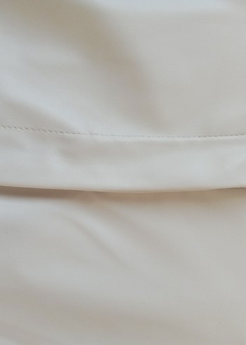 38 Beden beyaz Renk Deri görünümlü krem rengi pantolon.
