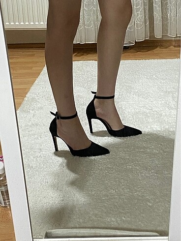 Siyah stiletto topuklu ayakkabı