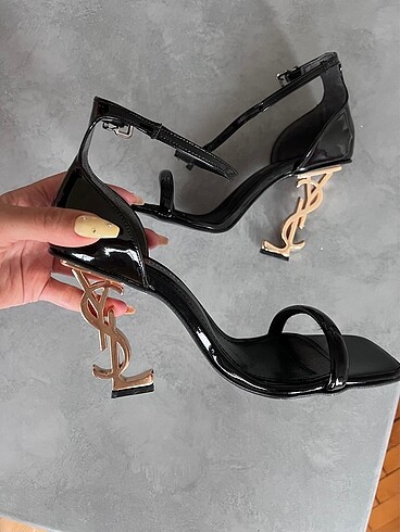 Yves Saint Laurent İnce topuk tek bant ysl