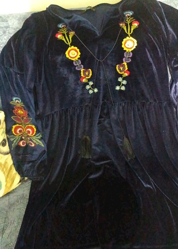 Nakışlı kadife elbise - Görsel 2