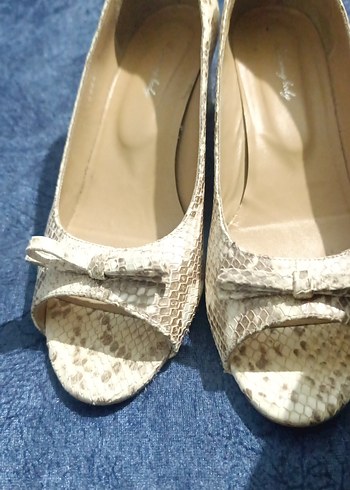 Bej Yılan Desenli Dolgu Topuklu Kadın Sandalet - Görsel 8