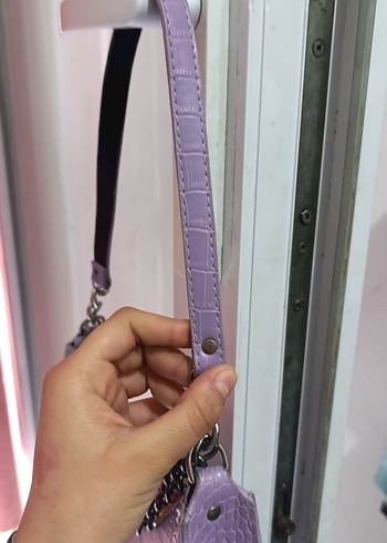 Zincir Detaylı Mor Yılan Desenli Deri Çanta - Görsel 4