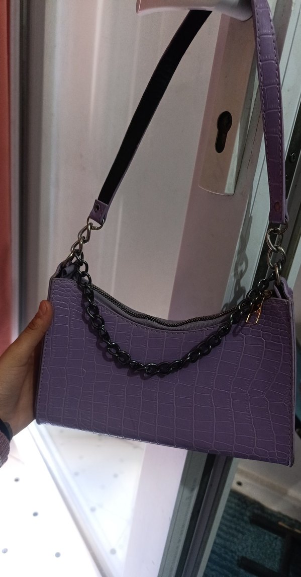 Zincir Detaylı Mor Yılan Desenli Deri Çanta - Görsel 3