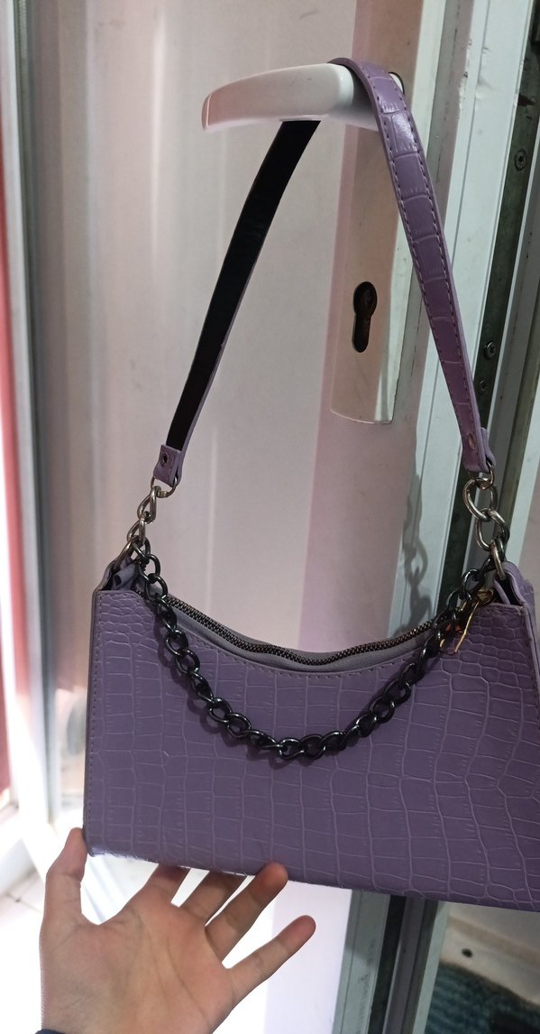 Zincir Detaylı Mor Yılan Desenli Deri Çanta - Görsel 2