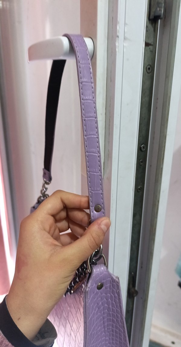 Zincir Detaylı Mor Yılan Desenli Deri Çanta - Görsel 4