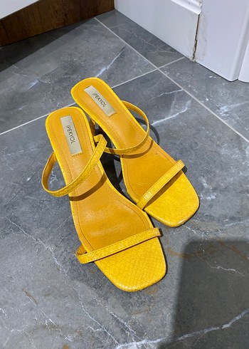 Sarı Yılan Desenli Blok Topuklu Kadın Sandalet