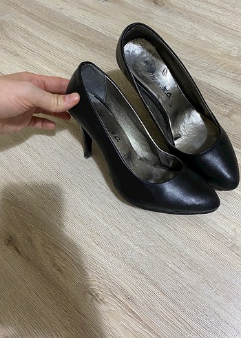 Topuklu deri kadın ayakkabı