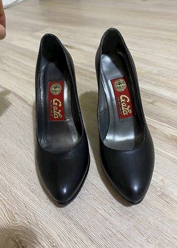Klasik Siyah Deri Stiletto Topuklu Ayakkabı