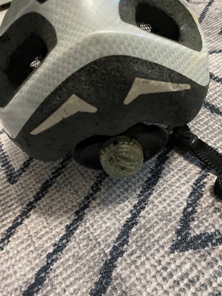 Beyaz Minimalist Bisiklet Kaskı - Görsel 2