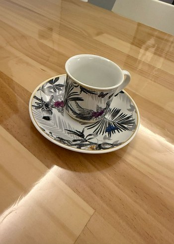 Beyaz Çiçek Desenli Porselen Fincan ve Tabağı - Görsel 2