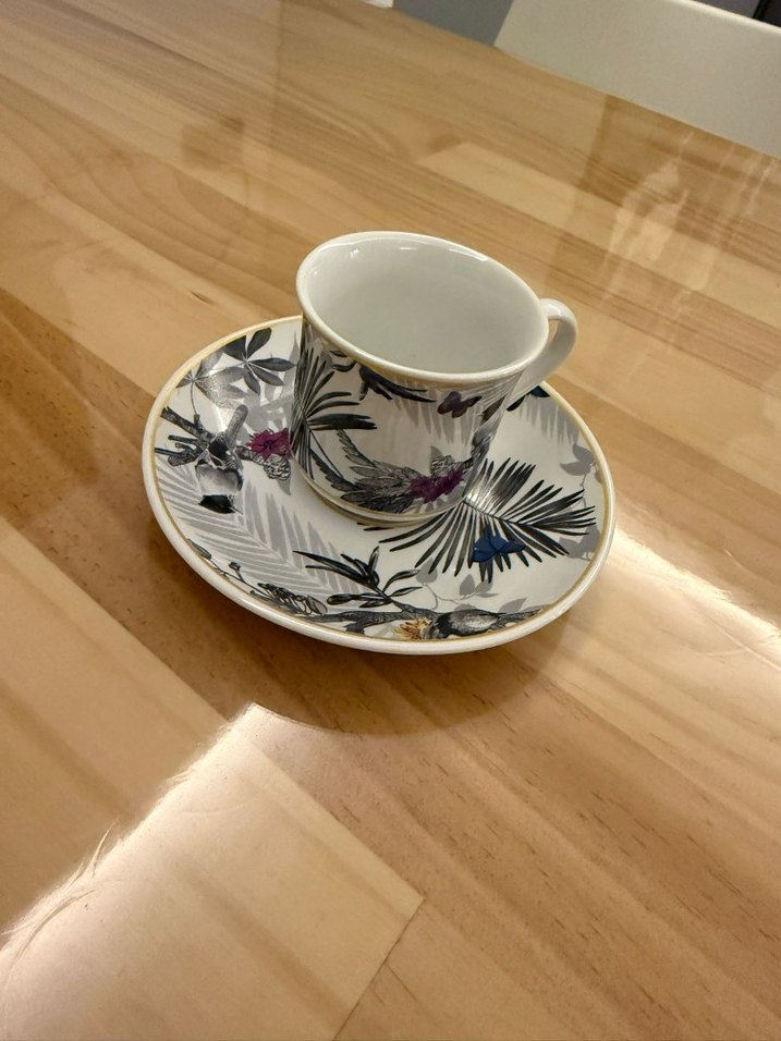 Beyaz Çiçek Desenli Porselen Fincan ve Tabağı - Görsel 2