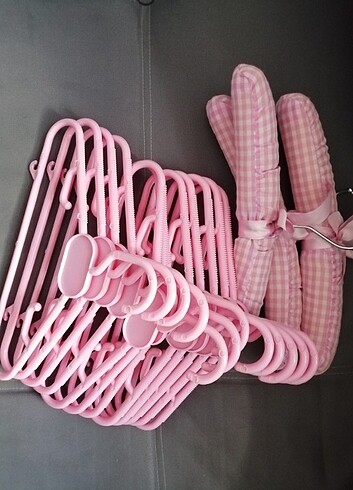 Pembe kıyafet askısı