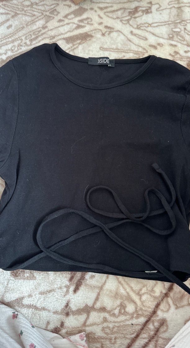 Siyah Kısa Kollu Bel Detaylı Crop Top - Görsel 2