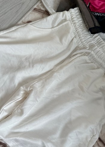 Beyaz Pamuklu Rahat Kesim Mini Şort - Görsel 3