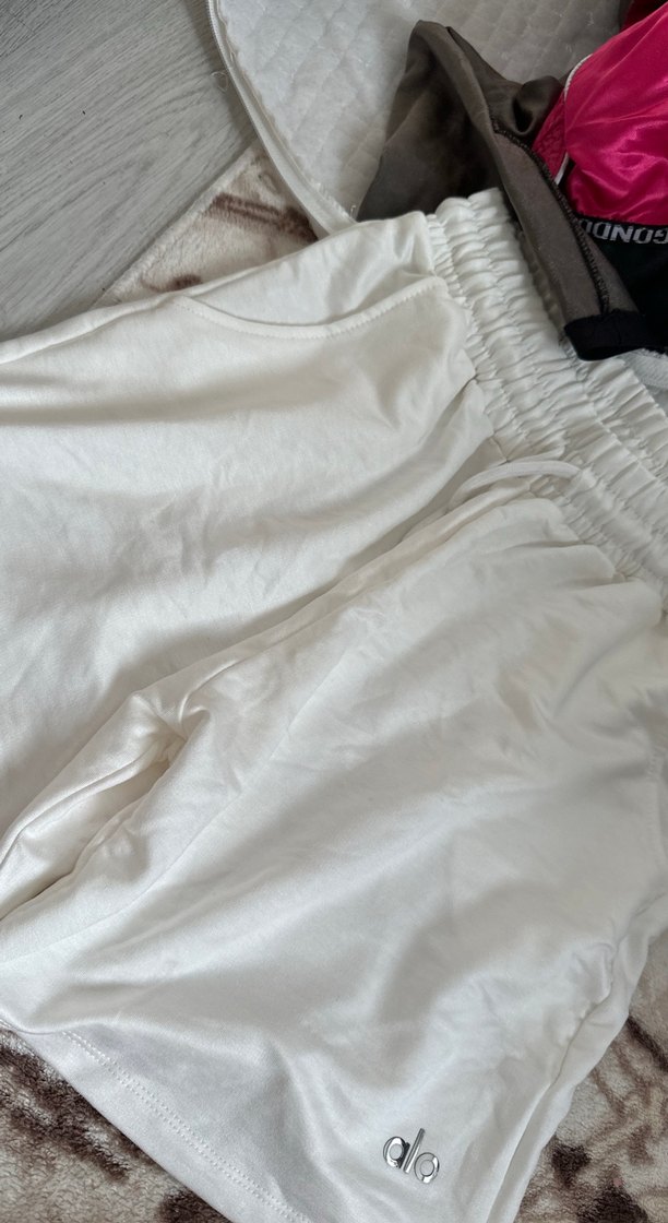 Beyaz Pamuklu Rahat Kesim Mini Şort - Görsel 3