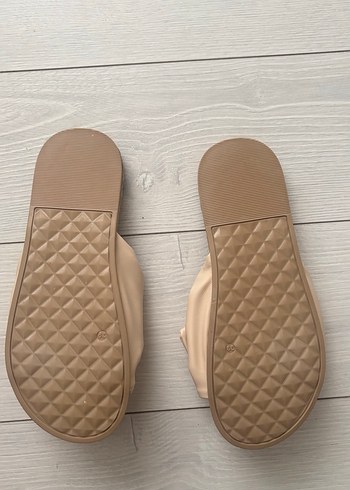 Bej Fiyonklu Dolgu Topuk Kadın Terlik - Görsel 2