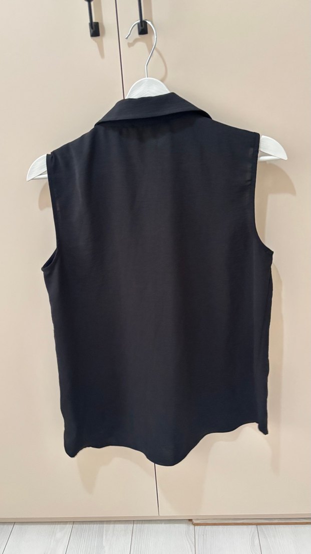 Düğmeli Siyah Kolsuz gömlek - Görsel 2