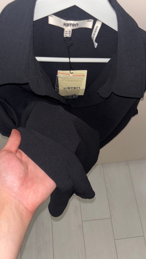 Düğmeli Siyah Kolsuz gömlek - Görsel 3