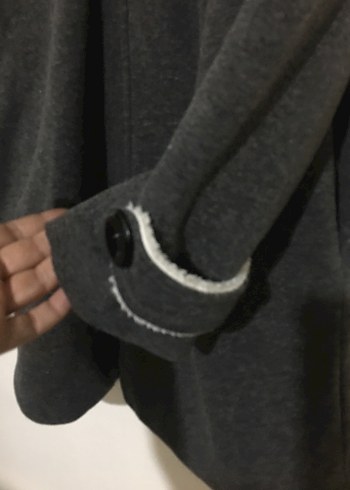 Kapüşonlu gri düğmeli kaban - Görsel 3