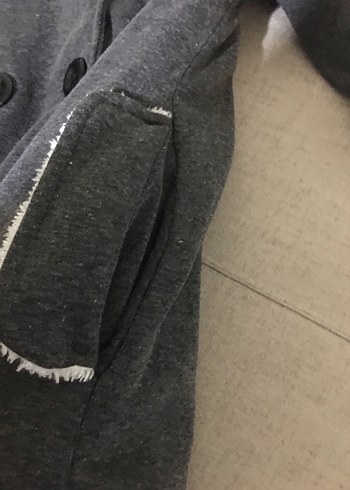 Kapüşonlu gri düğmeli kaban - Görsel 6