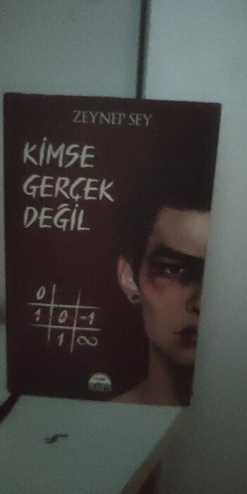 Kimse Gerçek Değil 