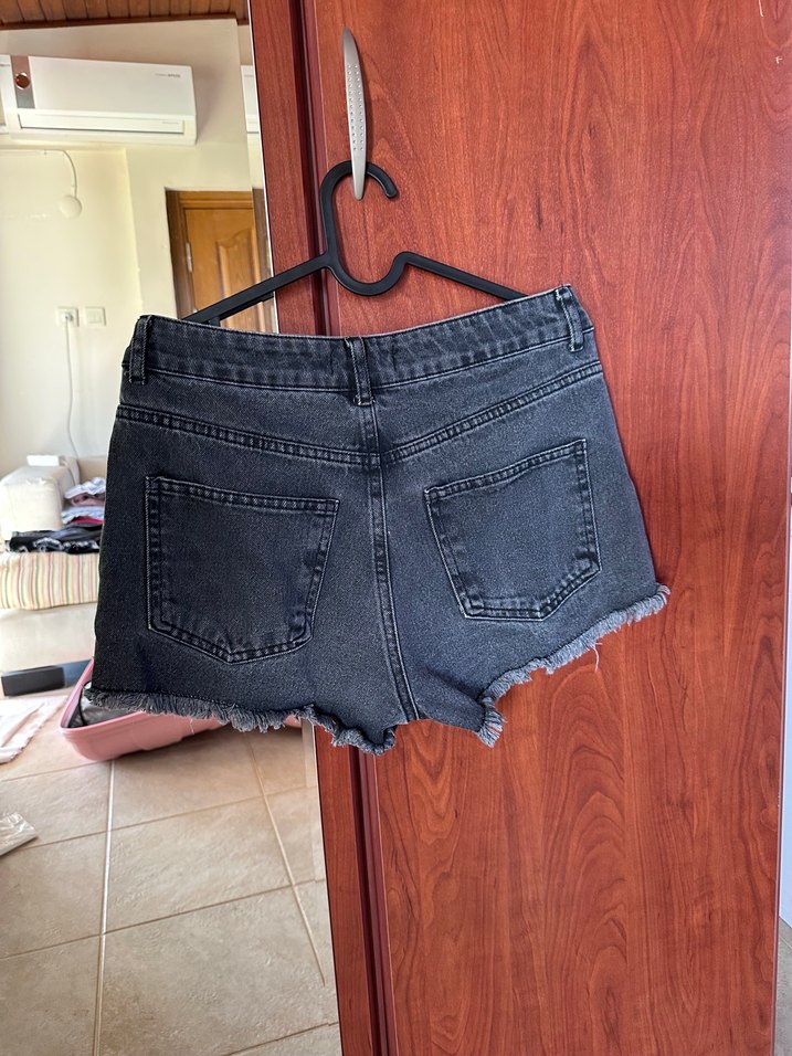 Siyah Yırtık Mini Denim Şort - Görsel 4