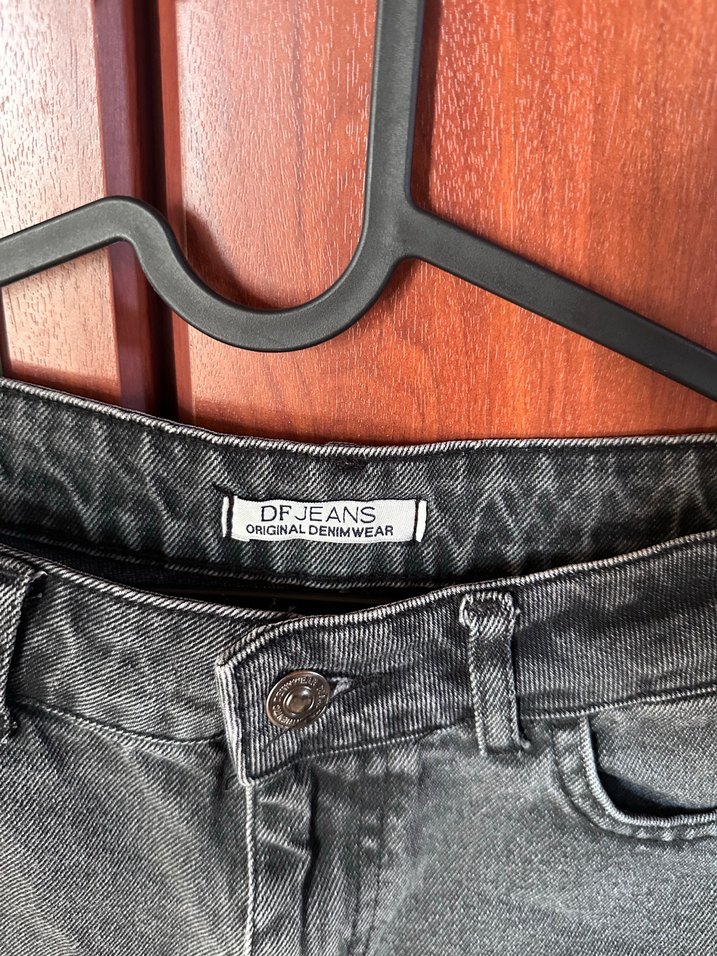 Siyah Yırtık Mini Denim Şort - Görsel 3