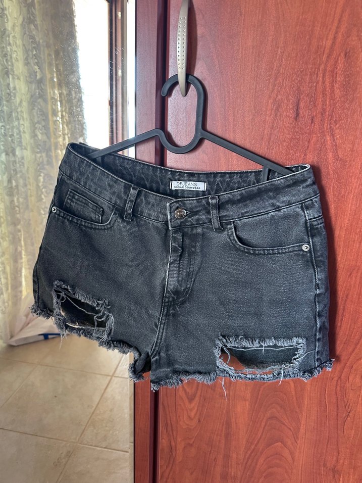 Siyah Yırtık Mini Denim Şort - Görsel 2