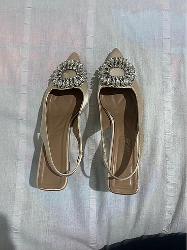 Taşlı arkası açık stiletto kısa topuklu