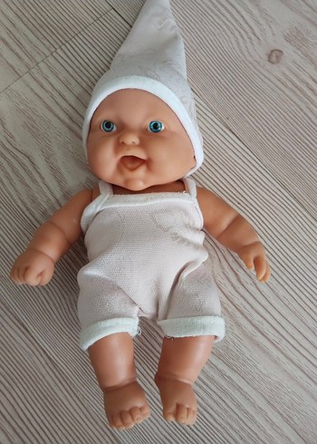 Beyaz şapkalı bebek oyuncak