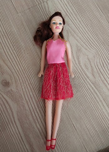 Pembe renkli renkli oyuncak bebek