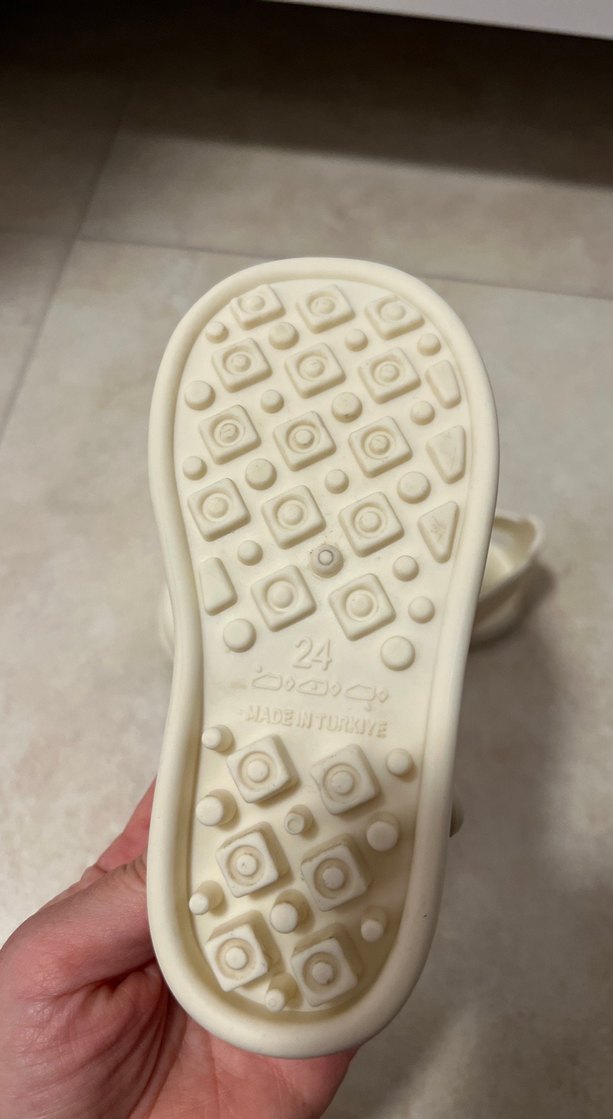 Kız Çocuk Beyaz Tokalı Terlik - Görsel 2