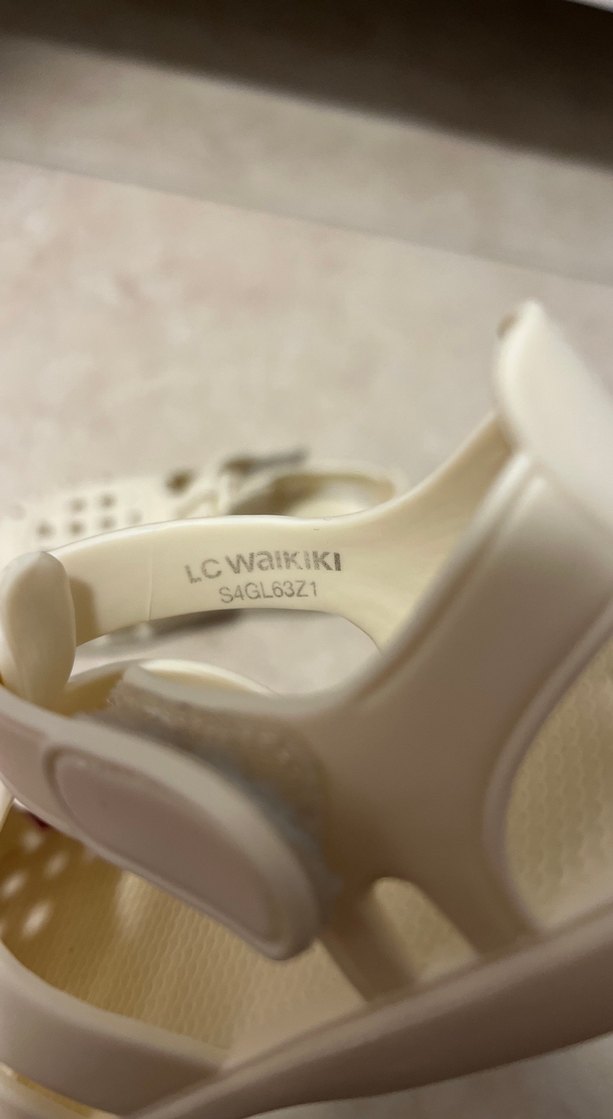 Kız Çocuk Beyaz Tokalı Terlik - Görsel 3