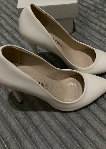 36 Beden Beyaz Tokalı Stiletto Topuklu Kadın Ayakkabı