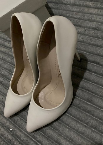 Beyaz Tokalı Stiletto Topuklu Kadın Ayakkabı