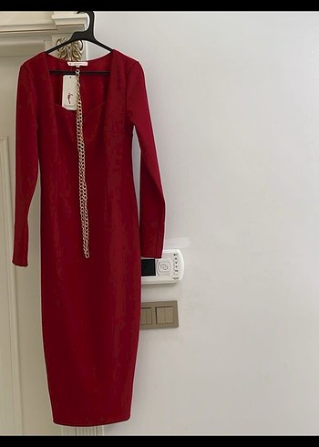 Zincir Detaylı Kırmızı Uzun Kalem Elbise - Görsel 2