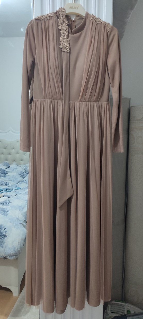 Bej Yüksek Yakalı Drapeli Uzun Abiye - Görsel 3
