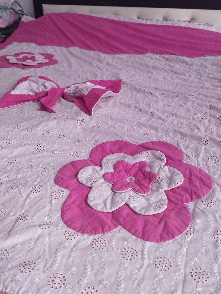 Pembe Nakışlı Yatak Örtüsü - Görsel 3