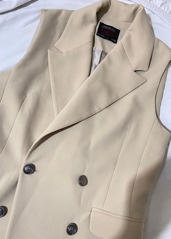 Bej Düğmeli Kolsuz Kadın Blazer