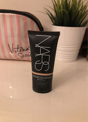 Nars Radiant Tinted Moisturizer