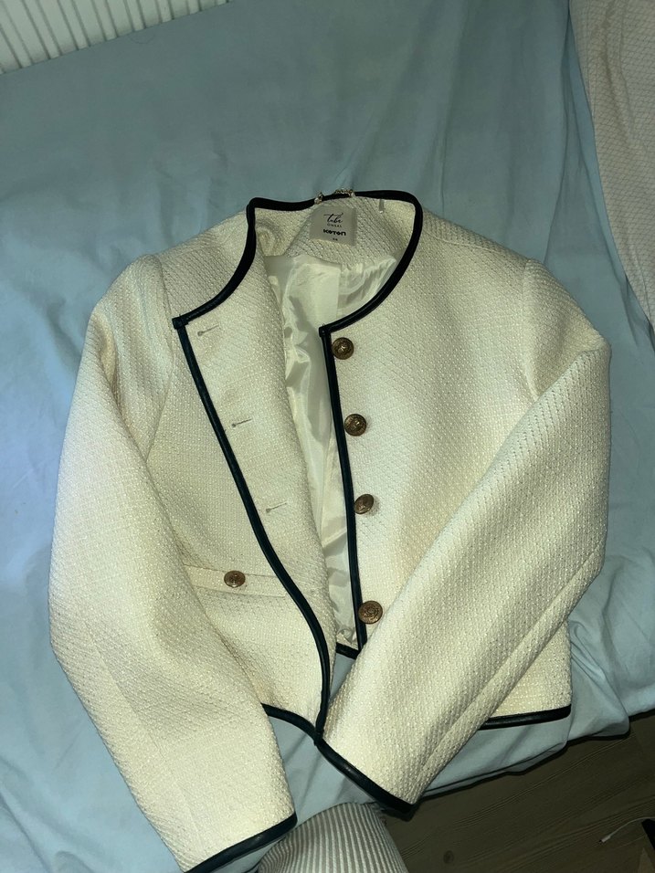 Koton ekru Kadın Altın Düğmeli Mini Tüvit Ceket - Görsel 2