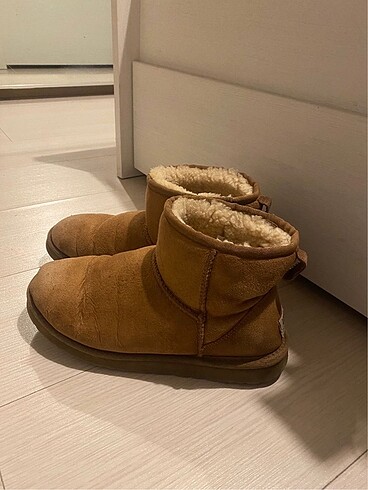 UGG Mini Chestnut Bot