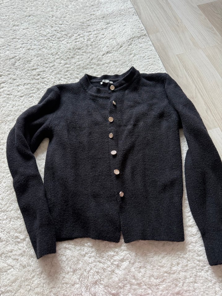 Düğmeli Siyah Yün Hırka - Görsel 2