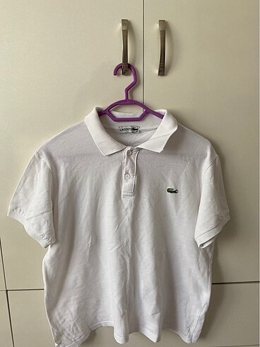 Lacoste yakalı beyaz t-shirt