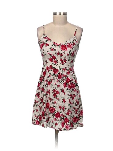 H&M Kısa Elbise %70 İndirimli.