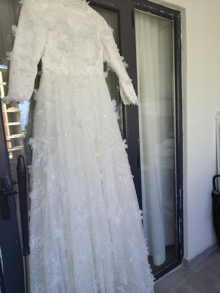 Uzun Kollu Yüksek Yaka Üç Boyutlu Çiçekli Prenses Gelinlik - Görsel 5