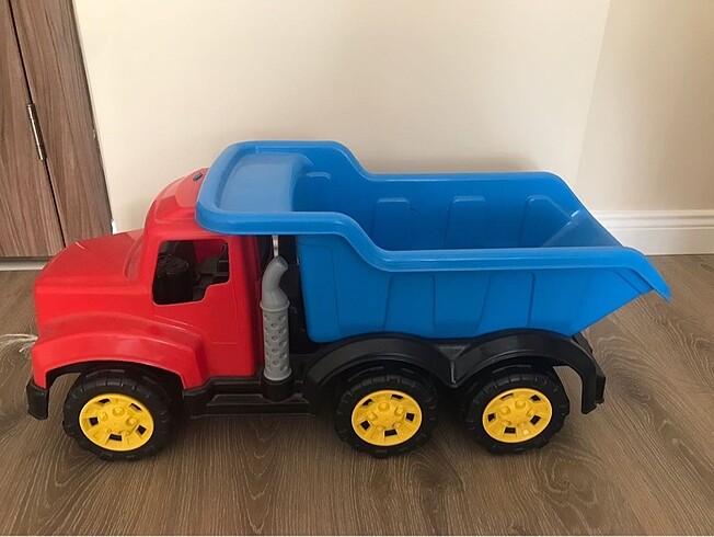 Büyük boy oyuncak kamyon