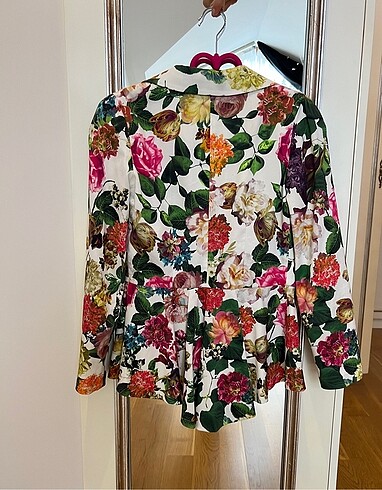 Diğer Butik Ürünü arkası uzun fırfır detaylı Çiçekli Ceket
